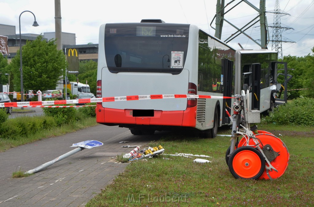 Schwerer Bus Unfall Koeln Porz Gremberghoven Neuenhofstr P179.JPG - Miklos Laubert